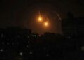 Se disparan bengalas sobre Rafah, en el sur de la Franja de Gaza, el 7 de mayo de 2024, en medio del conflicto en curso en el territorio palestino entre Israel y el grupo militante Hamás. (Foto de AFP)