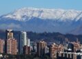 Una vista general de la Cordillera de los Andes nevada desde Santiago el 8 de mayo de 2024. (Foto de RODRIGO ARANGUA / AFP)