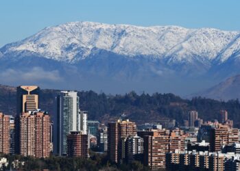 Una vista general de la Cordillera de los Andes nevada desde Santiago el 8 de mayo de 2024. (Foto de RODRIGO ARANGUA / AFP)