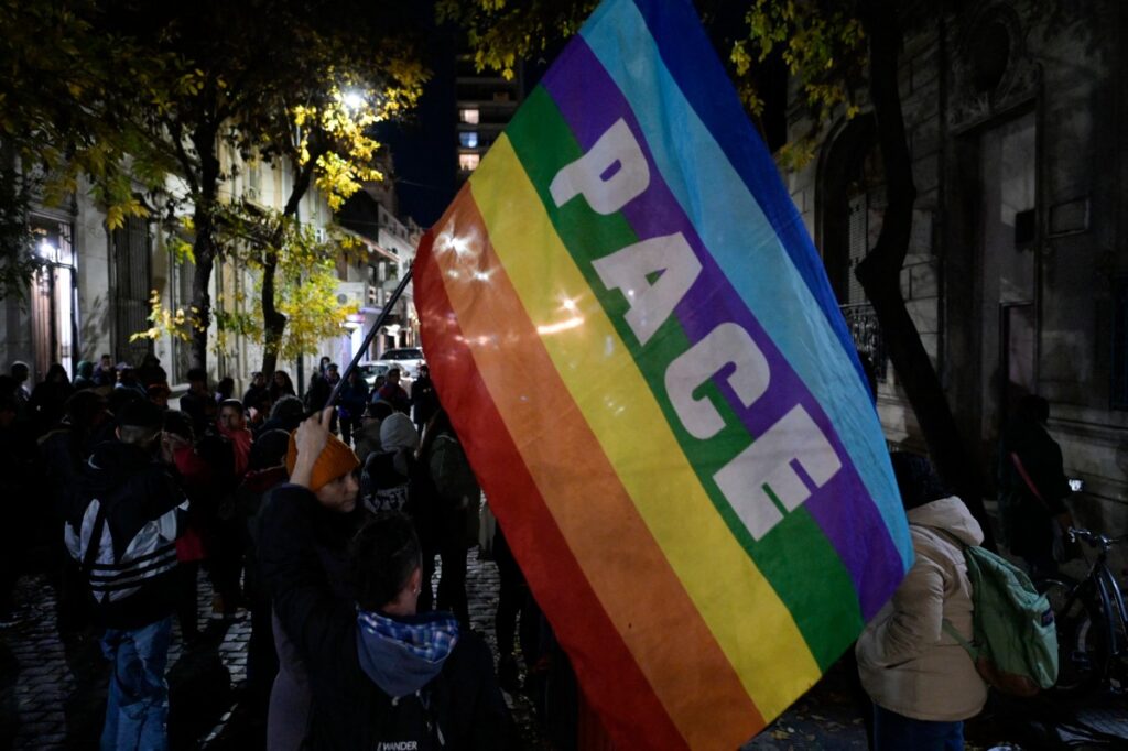 Muere tercera víctima por ataque con molotov a cuatro lesbianas en Argentina