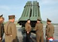 Esta fotografía tomada el 10 de mayo de 2024 y publicada por la Agencia Central de Noticias Coreana (KCNA) oficial de Corea del Norte el 11 de mayo de 2024 muestra al líder norcoreano Kim Jong Un inspeccionando el sistema de lanzacohetes múltiple de 240 mm en un lugar no revelado en Corea del Norte.