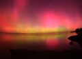 La Aurora Austral, también conocida como Luces del Sur, brilla en el horizonte sobre las aguas del lago Ellesmere en las afueras de Christchurch el 11 de mayo de 2024.