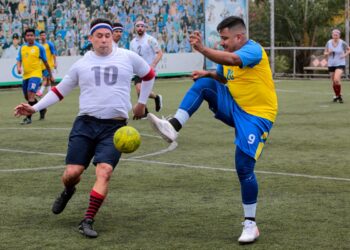 Funcionarios de Estados Unidos (izq.) y Nicaragua luchan por el balón durante un torneo amistoso de fútbol en Managua, Nicaragua, el 11 de mayo de 2024. -