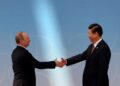 El presidente de Rusia, Vladimir Putin (izq.), es recibido por el presidente de China, Xi Jinping, antes de la ceremonia de apertura en el Centro de Exposiciones de la cuarta cumbre de la Conferencia sobre Interacción y Medidas de Fomento de la Confianza en Asia (CICA), celebrada en Shanghai el 21 de mayo de 2014. El presidente Vladimir Putin visitará China esta semana por invitación del líder Xi Jinping, dijo el Ministerio de Relaciones Exteriores de Beijing el 14 de mayo de 2024. (Foto de MARK RALSTON / POOL / AFP)