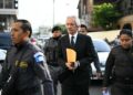 El periodista guatemalteco José Rubén Zamora, fundador del extinto periódico El Periódico, llega esposado a una audiencia en el Palacio de Justicia de la Ciudad de Guatemala el 15 de mayo de 2024.