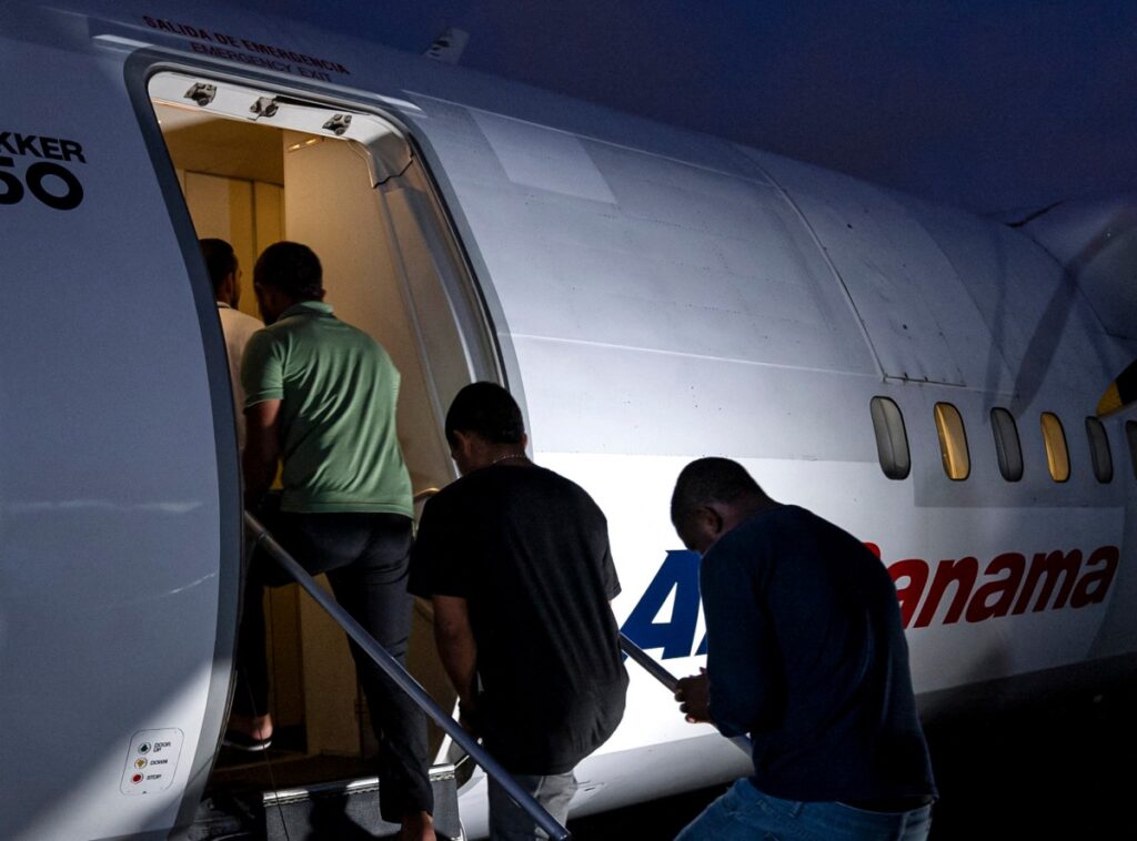 Panamá deporta a 30 colombianos con antecedentes en vuelo charter