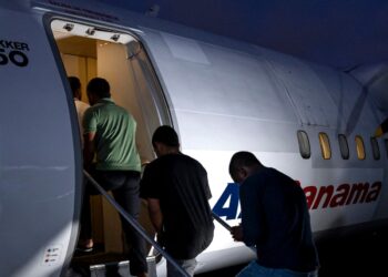 Ciudadanos colombianos abordan un vuelo fletado mientras son deportados en el aeropuerto de Albrook Gelabert en la ciudad de Panamá el 17 2024 de mayo