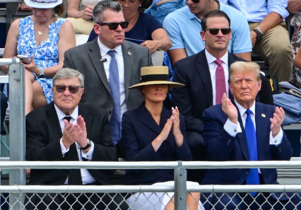Trump asiste a la graduación de su hijo Barron en escuela secundaria de Florida