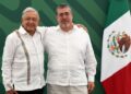El presidente mexicano, Andrés Manuel López Obrador (i), y el presidente de Guatemala, Bernardo Arévalo (d), posan para una fotografía después de una reunión privada en la Base Aeronaval en Tapachula, estado de Chiapas, México, el 17 de mayo de 2024. (Foto de ISAAC GUZMAN / AFP )