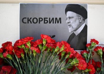 La gente lleva flores a la embajada iraní para rendir homenaje al presidente de Irán, Ebrahim Raisi, y al ministro de Asuntos Exteriores, Hossein Amir-Abdollahian, en Moscú el 20 de mayo de 2024.