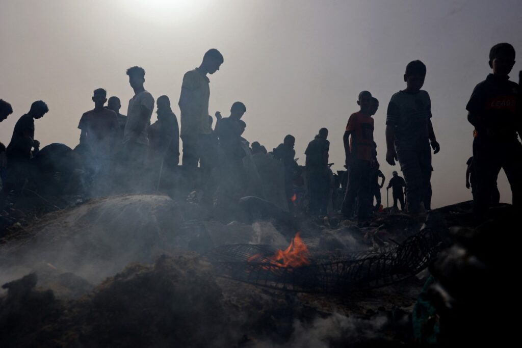 Israel bombardea campamento de desplazadosen Rafah, cifra de muertos superan los 30