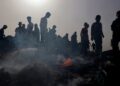 Los palestinos se reúnen en el lugar de un ataque israelí contra un campamento para desplazados internos en Rafah el 27 de mayo de 2024, en medio de batallas en curso entre Israel y el grupo militante palestino Hamas.
