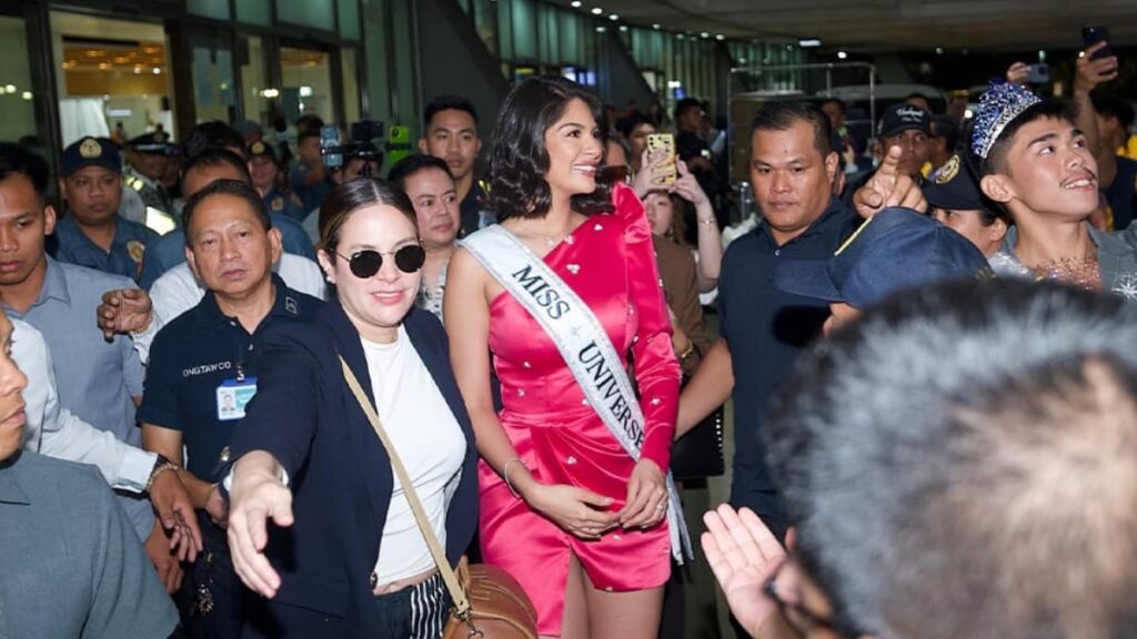 Sheynnis Palacios camina junto a la multitud en el Aeropuerto Internacional de Filipinas. Foto: Redes Sociales.