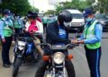 La Policía reparte multas a motociclistas en Nicaragua, pero los números de accidentes no bajan.