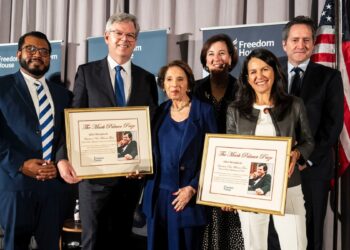 Diplomáticos estadounidenses reciben el Mark Palmer Prize 2024 por su destacado papel en la «Operación Nica Welcome». Foto: Freedom House.