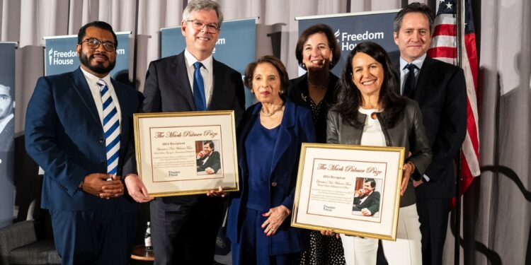 Diplomáticos estadounidenses reciben el Mark Palmer Prize 2024 por su destacado papel en la «Operación Nica Welcome». Foto: Freedom House.