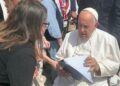 Juanita Goebertus, directora de la División de las Américas de Human Rights Watch, entrega la carta al papa Francisco