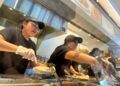 Los trabajadores llenan pedidos de comida en un restaurante Chipotle el 1 de abril de 2024 en San Rafael, California.