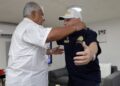 Candidato Mulino llega a abrazar a Martinelli, refugiado en la embajada de Nicaragua en Panamá. Foto: AFP