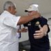 Candidato Mulino llega a abrazar a Martinelli, refugiado en la embajada de Nicaragua en Panamá. Foto: AFP