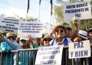 Supporters of El Salvador's President Nayib Bukele wait for the start of the inauguration ceremony at Gerardo Barrios Square outside the National Palace in downtown San Salvador on June 1, 2024. - Bukele is sworn in for a second term, more popular -- and more powerful -- than ever. The 42-year-old, reelected in February with 85 percent of the vote, is set to govern for another five years with near-total control of parliament and other state institutions. (Photo by Oscar Rivera / AFP)