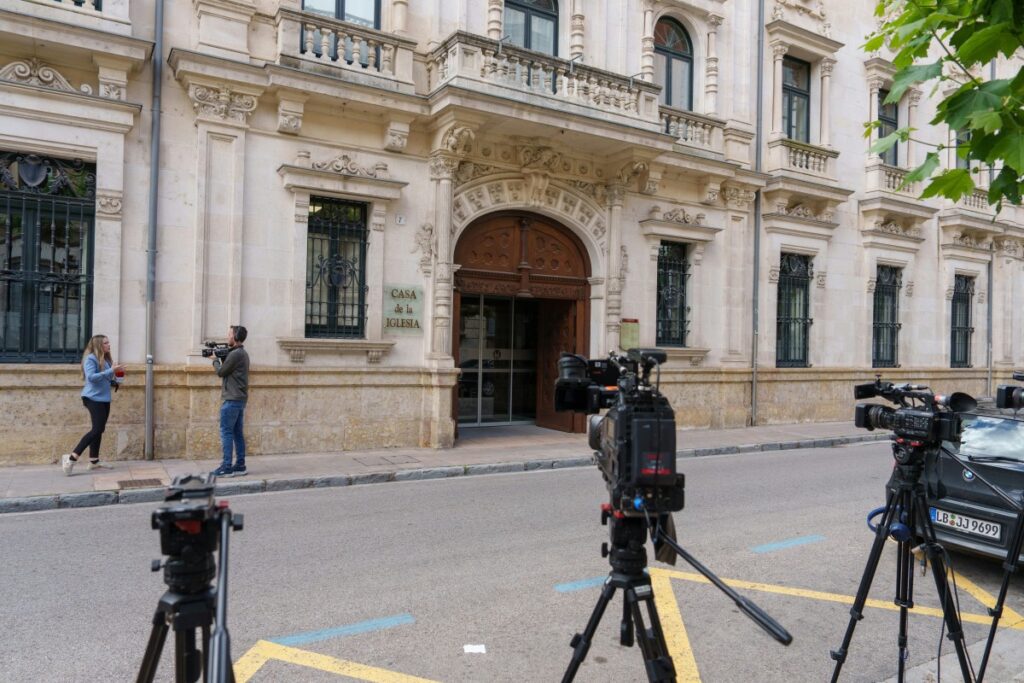 Excomulgan en España a diez monjas en conflicto con el Vaticano