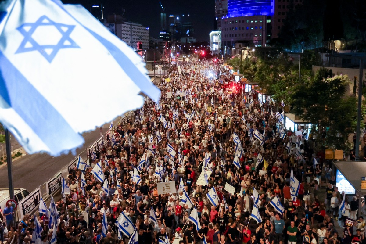 Familiares y partidarios de israelíes tomados como rehenes por militantes palestinos en Gaza en los ataques del 7 de octubre, se manifiestan pidiendo su liberación en la ciudad costera israelí de Tel Aviv el 22 de junio de 2024, en medio del conflicto en curso en la Franja de Gaza entre Israel y los militantes. grupo Hamás. (Foto de JACK GUEZ / AFP)