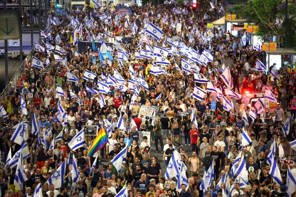 Familiares y partidarios de israel&iacute;es tomados como rehenes por militantes palestinos en Gaza en los ataques del 7 de octubre, se manifiestan pidiendo su liberaci&oacute;n en la ciudad costera israel&iacute; de Tel Aviv el 22 de junio de 2024, en medio del conflicto en curso en la Franja de Gaza entre Israel y los militantes. grupo Ham&aacute;s. (Foto de JACK GUEZ / AFP)