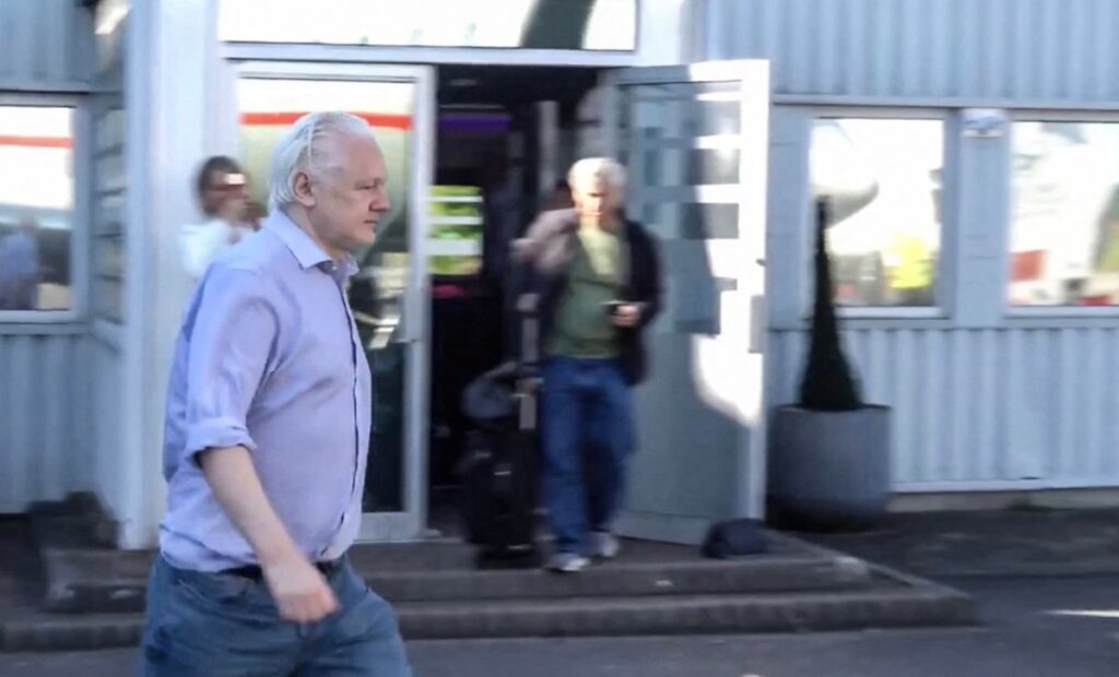Julian Assange sale libre tras un acuerdo con la justicia de EEUU