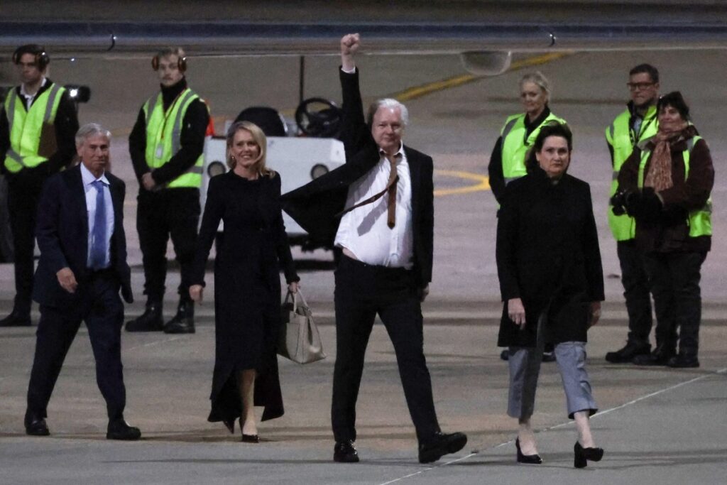 Julian Assange vuelve a Australia tras recuperar la libertad