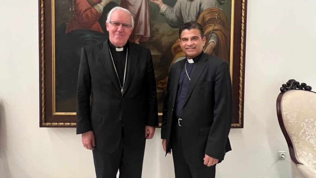 Monseñor Rolando Álvarez visita Sevilla, España, en su segunda aparición pública tras su destierro
