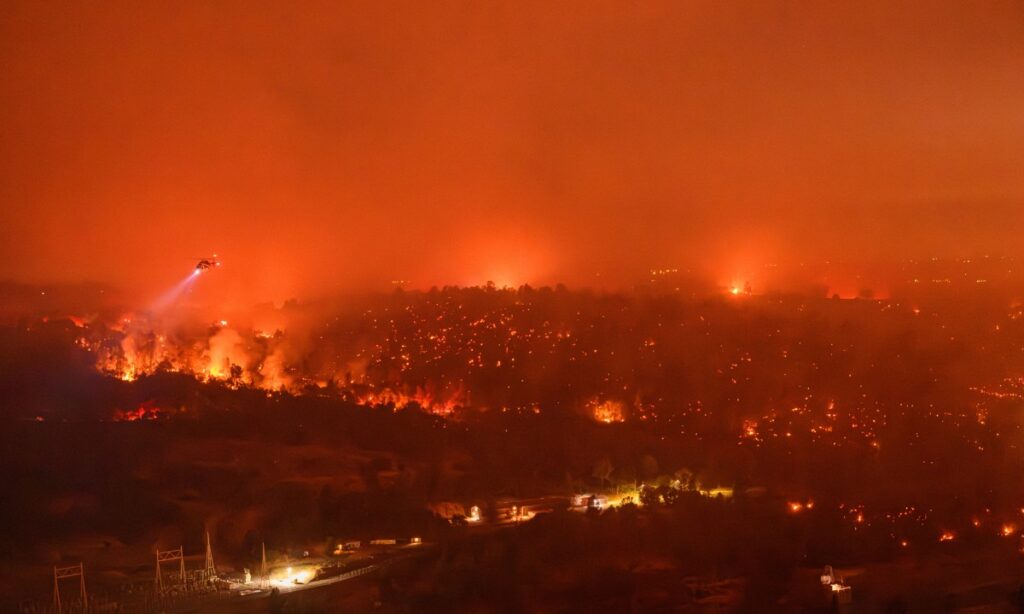 Evacúan a miles de personas por incendio fuera de control en California
