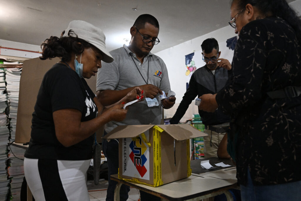 Venezuela contiene el aliento, a la espera del resultado electoral que podría arrebatarle el poder a Nicolás Maduro