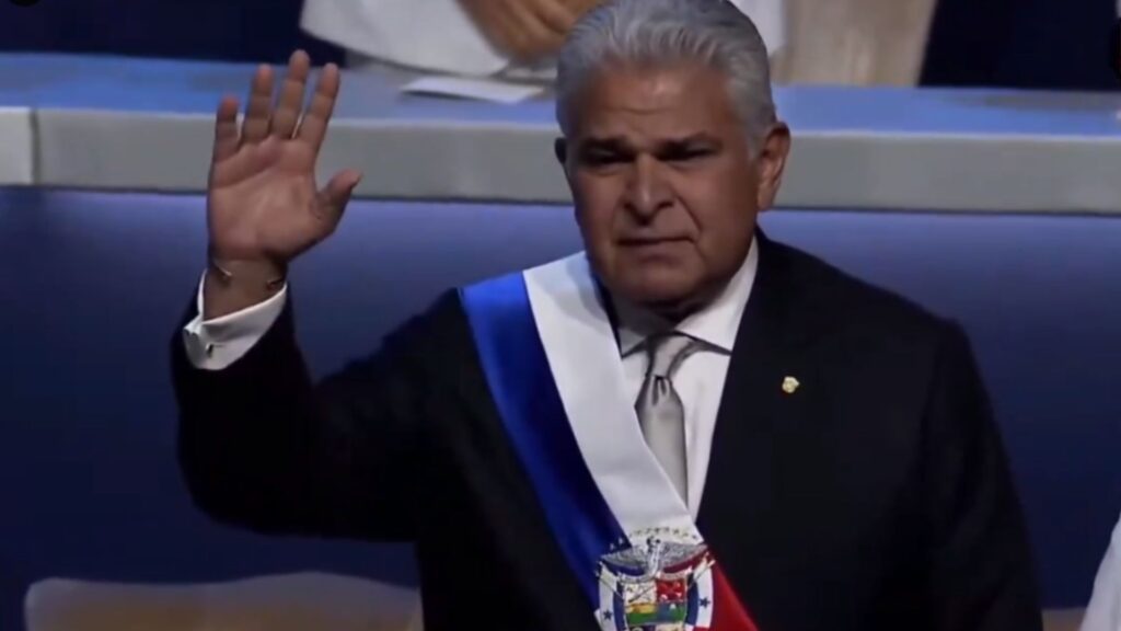 El derechista José Raúl Mulino asume la presidencia de Panamá