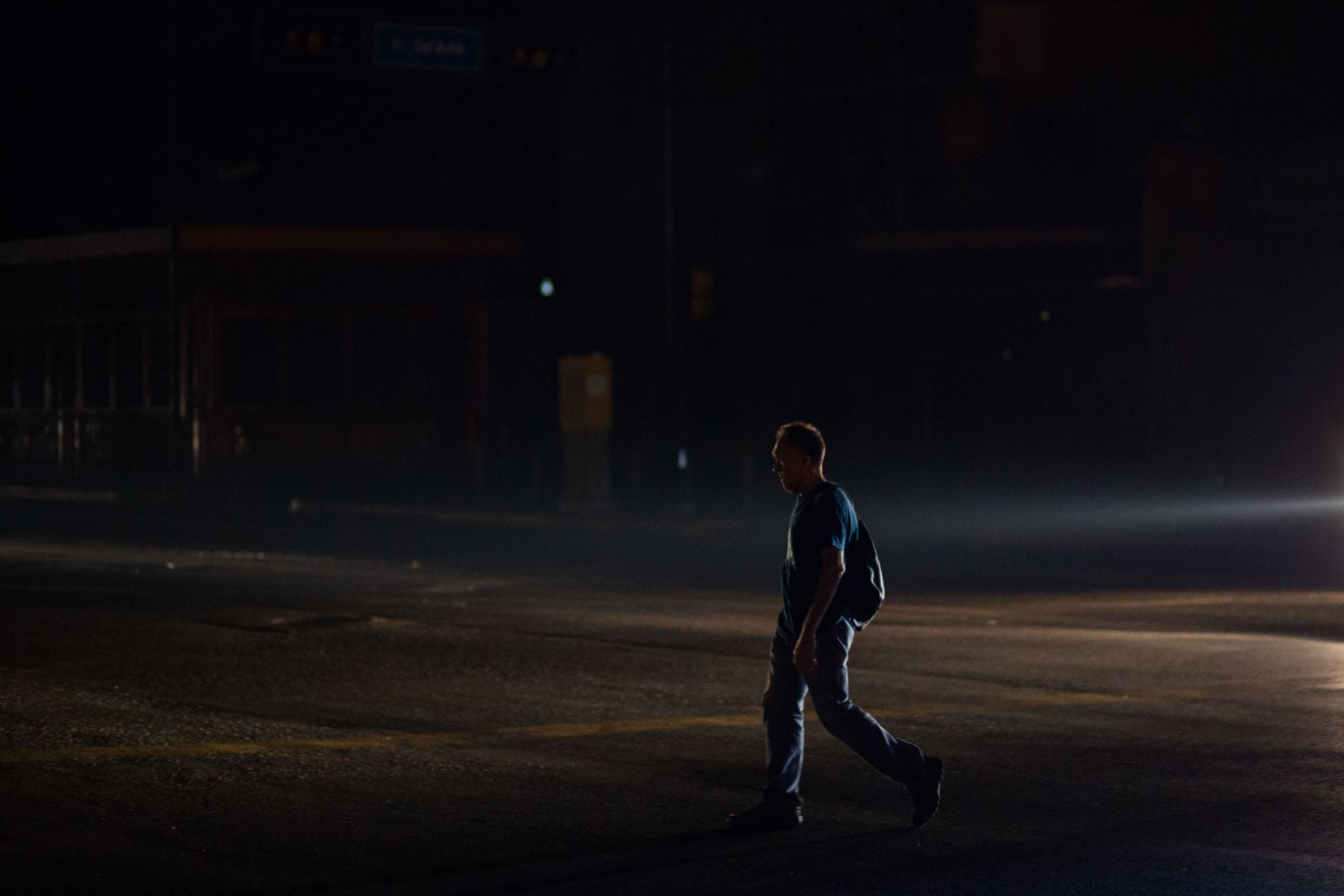 Un hombre cruza la calle durante un nuevo apagón en Caracas, el 30 de marzo de 2019.