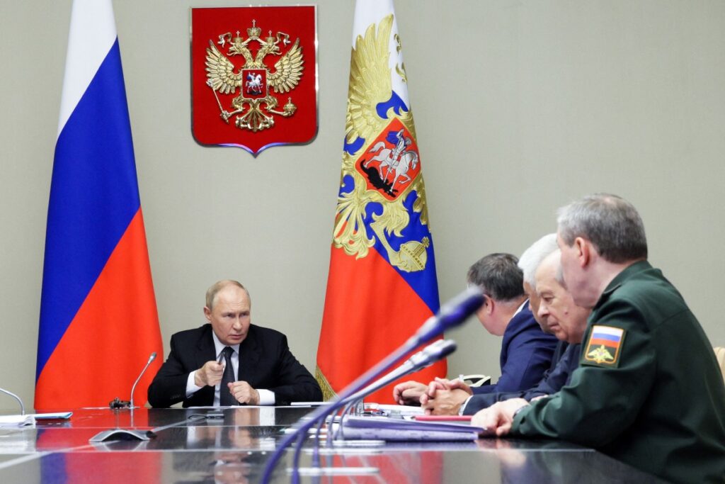 En esta fotografía distribuida por la agencia estatal rusa Sputnik, el presidente de Rusia, Vladimir Putin (izq.), preside una reunión sobre la situación en la región de Kursk, en su residencia en Novo-Ogaryovo, en las afueras de Moscú, el 12 de agosto de 2024
