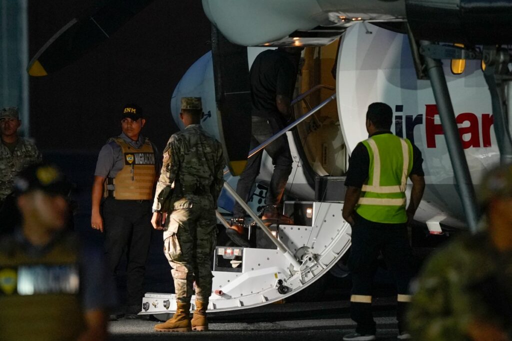 Panamá deporta a primer grupo de migrantes detenidos en el Darién bajo acuerdo con EE. UU.