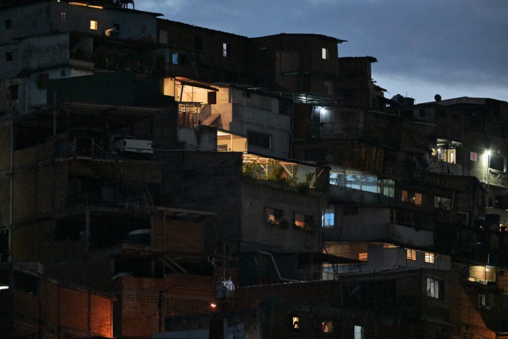 Venezuela restablece electricidad con secuelas