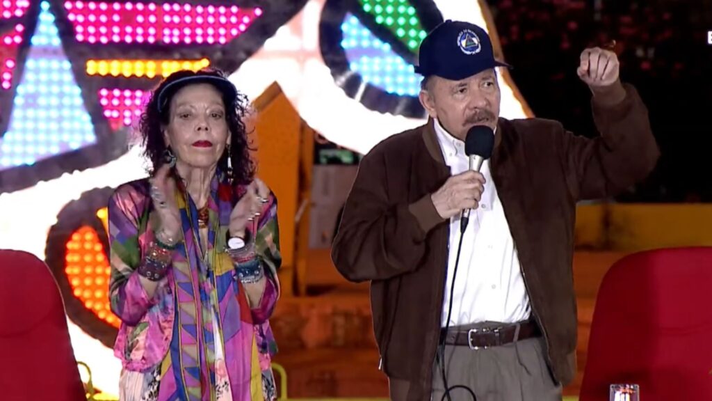 Ortega defiende a su esposa, pero se ríe de ella: «¡Cómo aúllan los perros!»