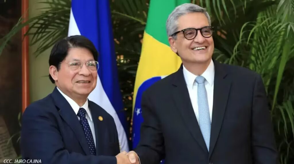 Embajador de Brasil cuando entregó sus credenciales al canciller de la dictadura, Denis Moncada.