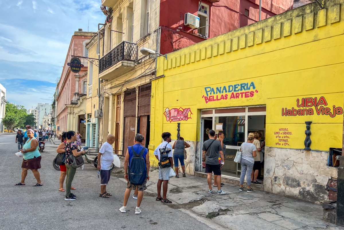 Cubanos hacen fila en una panadería de La Habana, el 17 de septiembre de 2024. - Los ciudadanos cubanos están recibiendo panes más pequeños, menos arroz y nada de aceite y café durante este mes, lo que deja en evidencia las dificultades acumuladas en el suministro de alimentos subsidiados, en otra señal de la profundización de la crisis en la isla. (Foto de ADALBERTO ROQUE / AFP)