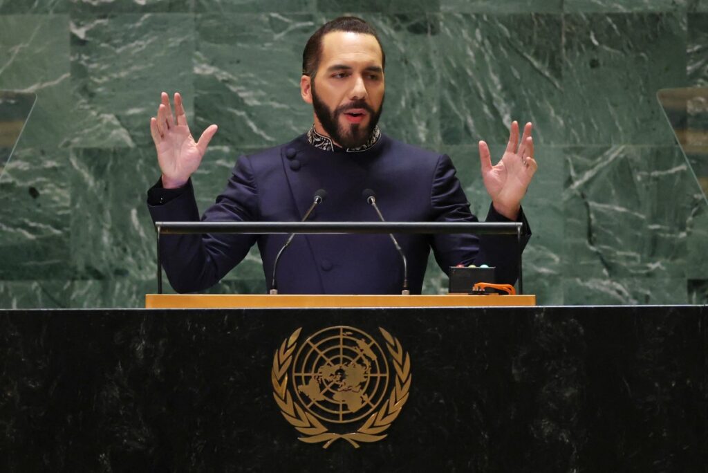 El presidente de El Salvador, Nayib Bukele, habla durante la 79ª sesión de la Asamblea General de las Naciones Unidas en la sede de las Naciones Unidas en la ciudad de Nueva York el 24 de septiembre de 2024. (Foto de Charly TRIBALLEAU / AFP)