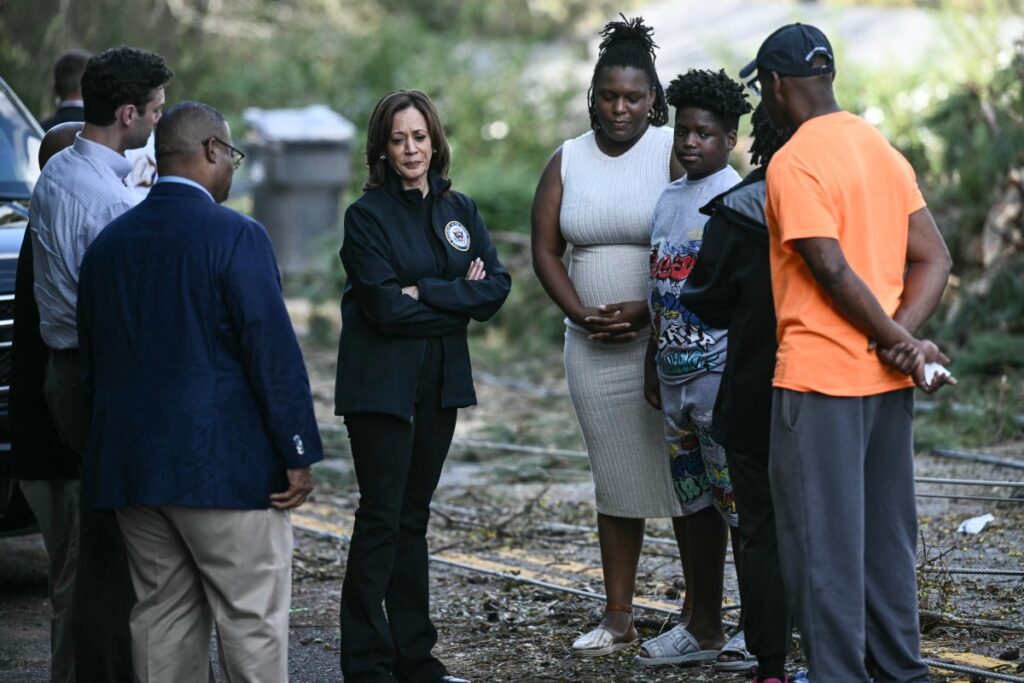 La vicepresidenta de Estados Unidos, Kamala Harris, habla con miembros de la comunidad mientras examina los daños causados por el huracán Helene, en el vecindario Meadowbrook de Augusta, Georgia, el 2 de octubre de 2024. - El presidente de Estados Unidos, Joe Biden, y la vicepresidenta Kamala Harris fueron testigos el miércoles de primera mano de la catastrófica destrucción provocada por el huracán Helene, mientras varios miles de socorristas se unían a los esfuerzos máximos para rescatar a los residentes y atender a millones de afectados por la tormenta. (Foto de Brendan SMIALOWSKI / AFP)