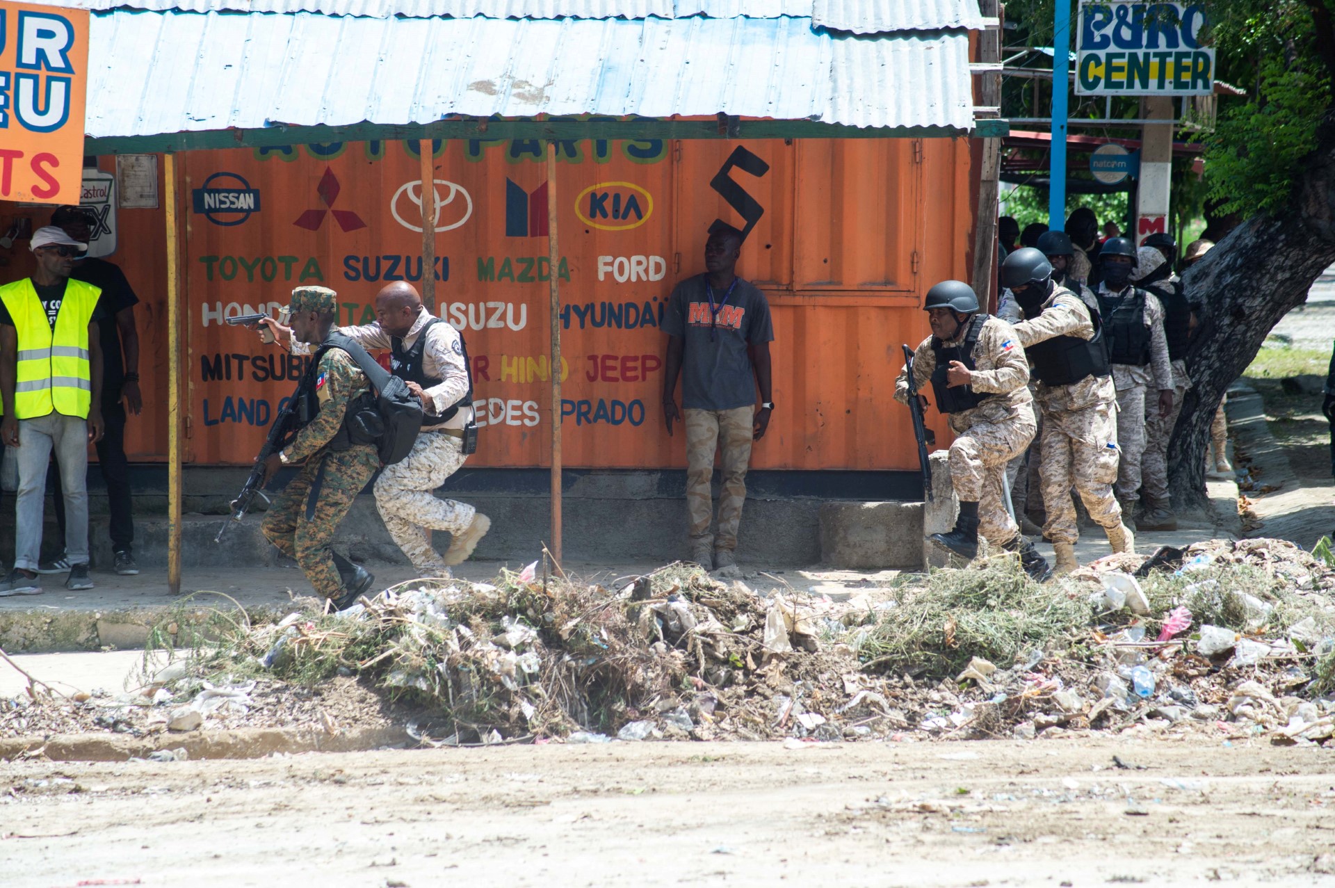 Las fuerzas policiales participan en una operación contra poderosas bandas en el centro de la ciudad, cerca del Palacio Nacional en Puerto Príncipe, el 9 de julio de 2024. La policía haitiana lanzará operaciones muy pronto contra las poderosas bandas que aterrorizan al país, prometió el 8 de julio el recién nombrado jefe Rameau Normil, junto con el líder de un contingente keniano desplegado para ayudar. (Foto de Clarens SIFFROY / AFP)
