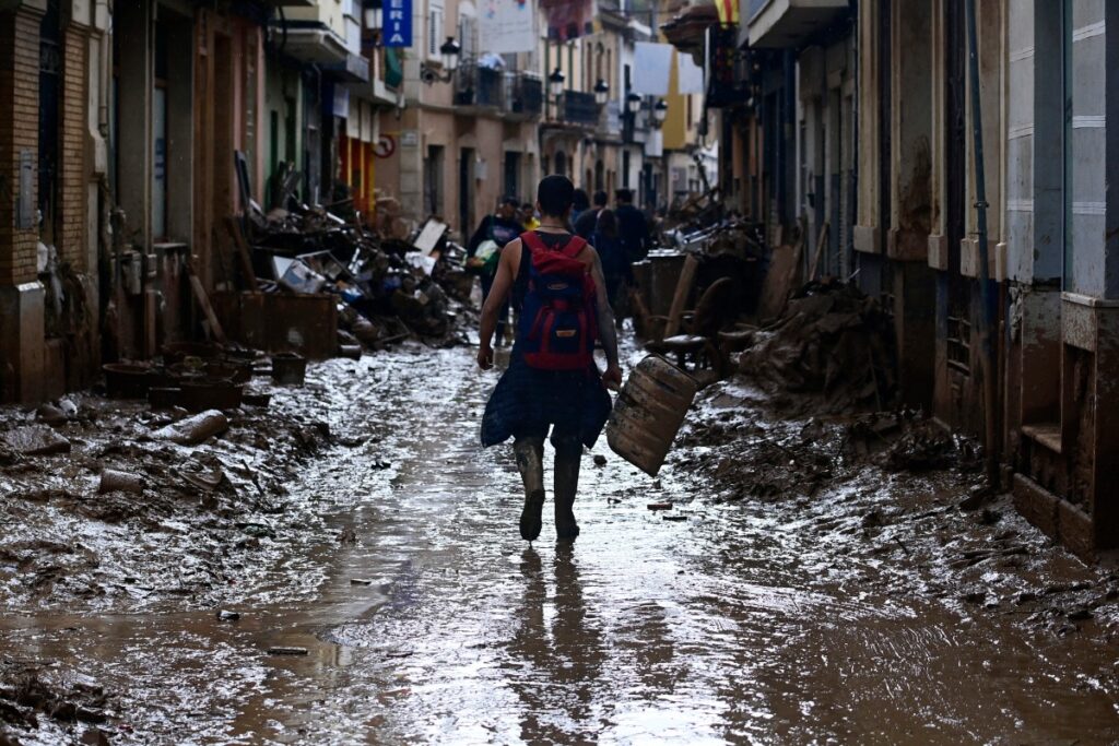 Buscan más víctimas en Valencia, Barcelona azotada por fuertes lluvias