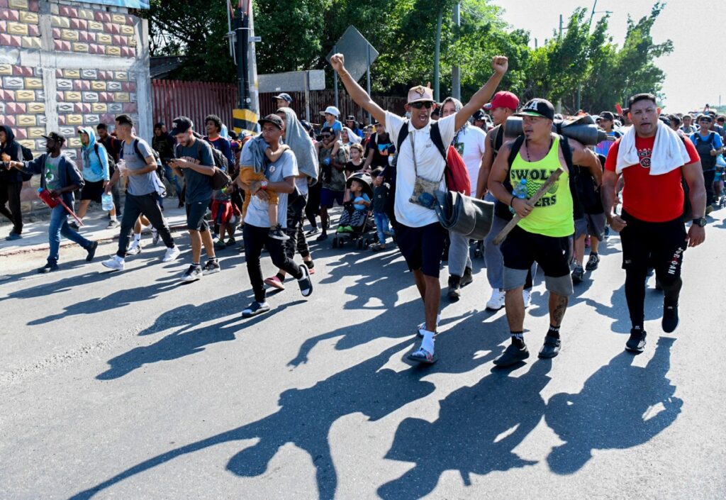Cientos de migrantes parten de México rumbo a EEUU al grito antitrump: «no somos criminales»