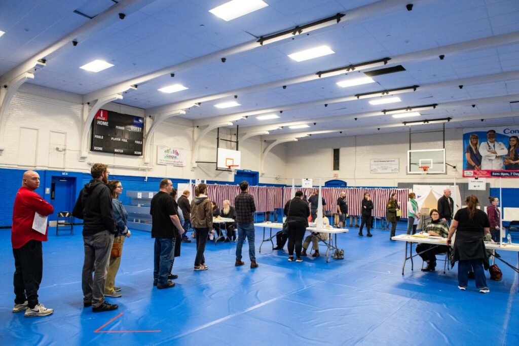 La gente hace fila para votar en el Centro Comunitario Green Street en Concord, New Hampshire, el 5 de noviembre de 2024. (Foto de Joseph Prezioso / AFP)