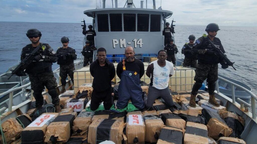 Ejército de El Salvador captura a tres colombianos con dos toneladas de cocaína