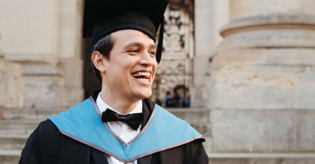Nicaragüense exiliado Douglas Castro se gradúa con honores de la Universidad de Oxford