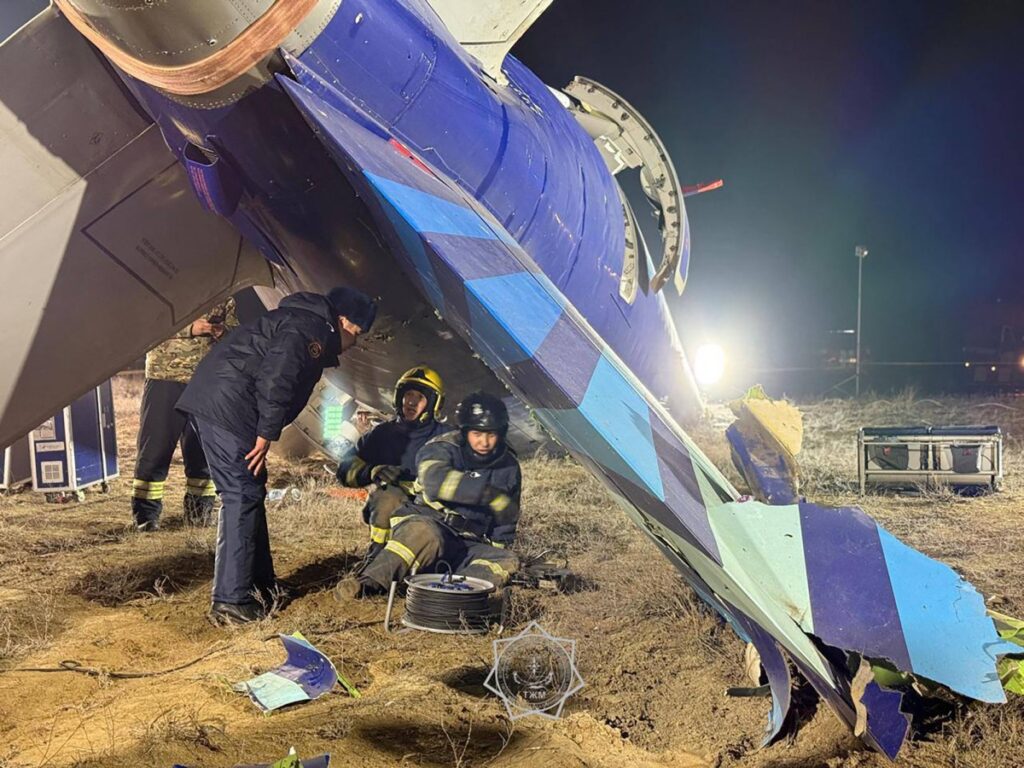 Investigan accidente de avión en Kazajistán en medio de sospechas de derribo